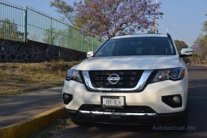 Nissan Pathfinder 2017 prueba en la CDMX por Autos actual faros frontales y parrilla