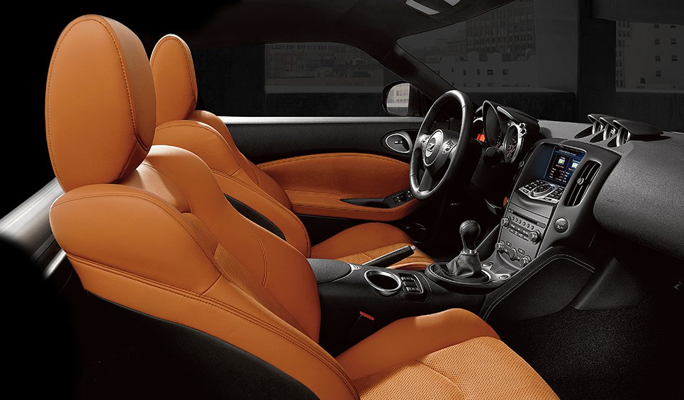 Nissan 370z Touring 2018 en México interiores asientos en piel naranja y negro