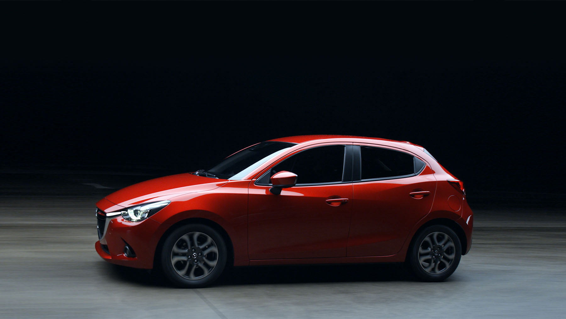 Mazda 2 2018 rojo lateral