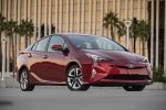 Nuevo Toyota Prius 2017 color rojo de lado
