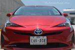 Toyota Prius 2017 en México prueba de manejo de frente emblema, faros y placa