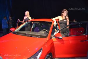 Hyundai Accent 2018 presentación en México puerta abierta color rojo