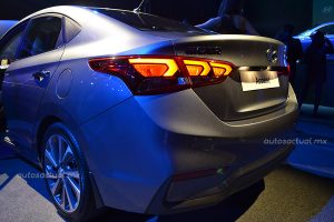 Hyundai Accent 2018 presentación en México faros traseros led y defensa izquierda