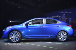 Hyundai Accent 2018 presentación en México color azul lateral