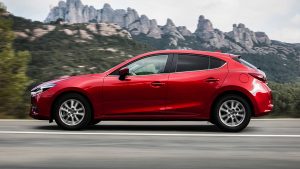 Mazda 3 2018 hatchback en México color rojo lateral izquierdo