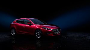 Mazda 3 2018 hatchback en México color rojo fondo negro