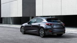 Mazda 3 2018 hatchback en México color gris posterior quinta puerta