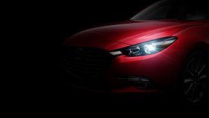 Mazda 3 2018 sedán en México color rojo faros frontales LED