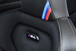 BMW M4 CS 2018 en México asientos en cuero, Alcántara con logo M4