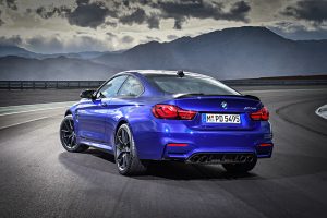 BMW M4 CS 2018 en México color azul parte posterior de lado