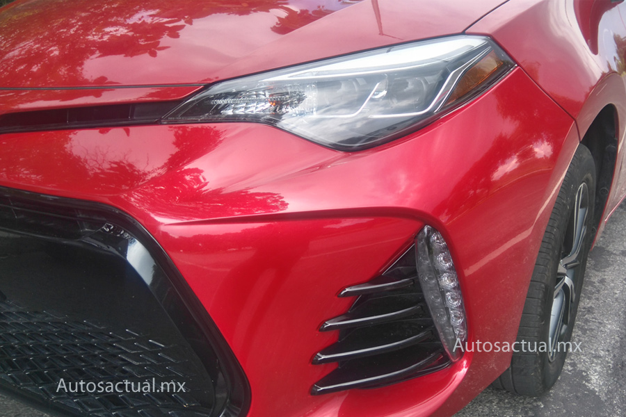Toyota Corolla 2018 prueba de manejo - faro frontal LED y faros antiniebla