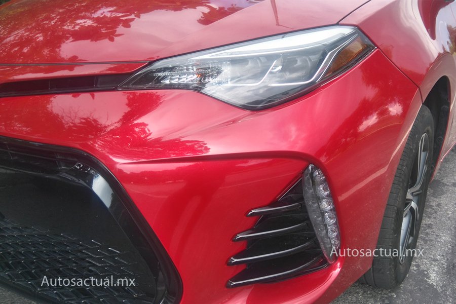 Toyota Corolla 2018 prueba de manejo - faro frontal LED y faros antiniebla