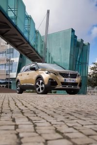 Peugeot 5008 SUV color dorado