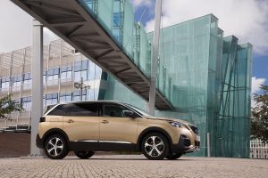 Peugeot 5008 SUV color dorado lateral