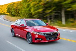 Honda Accord 2018 en carretera color rojo