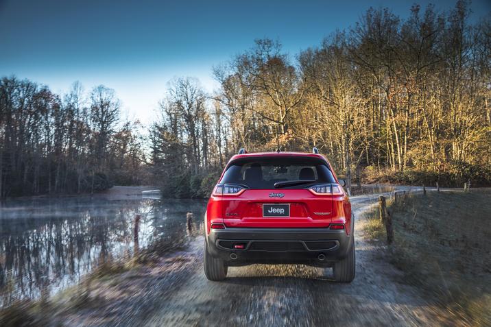 Jeep Cherokee 2019 color rojo en bosque caminos difíciles zaga