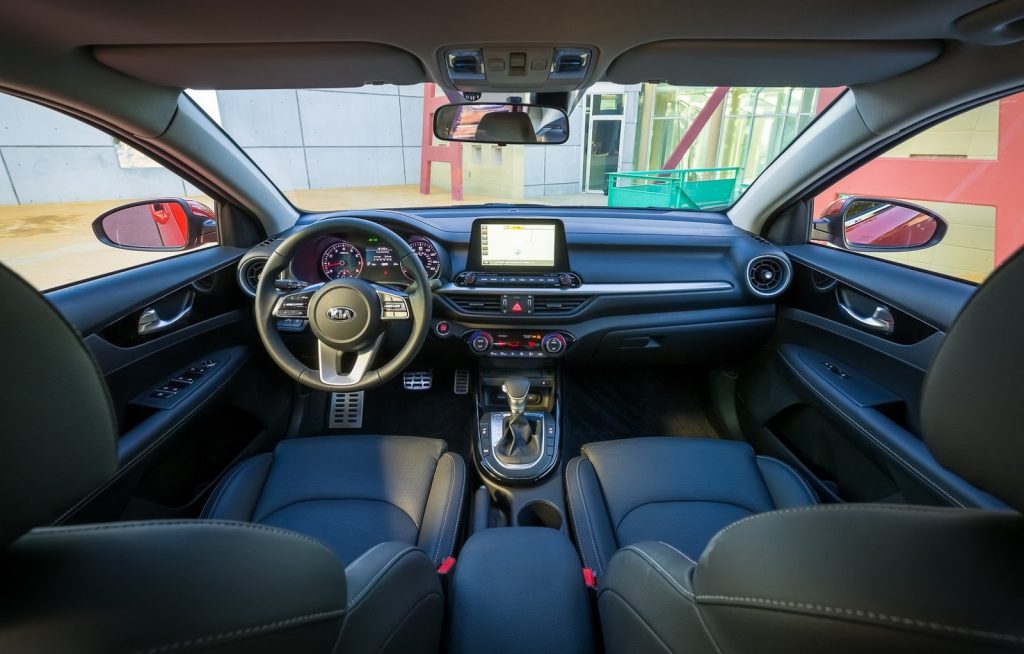 Kia Forte 2019 interiores pantalla touch, botón de arranque