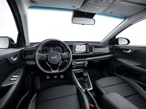 Kia Rio GT-Line 2018 habitáculo pantalla asientos con piel