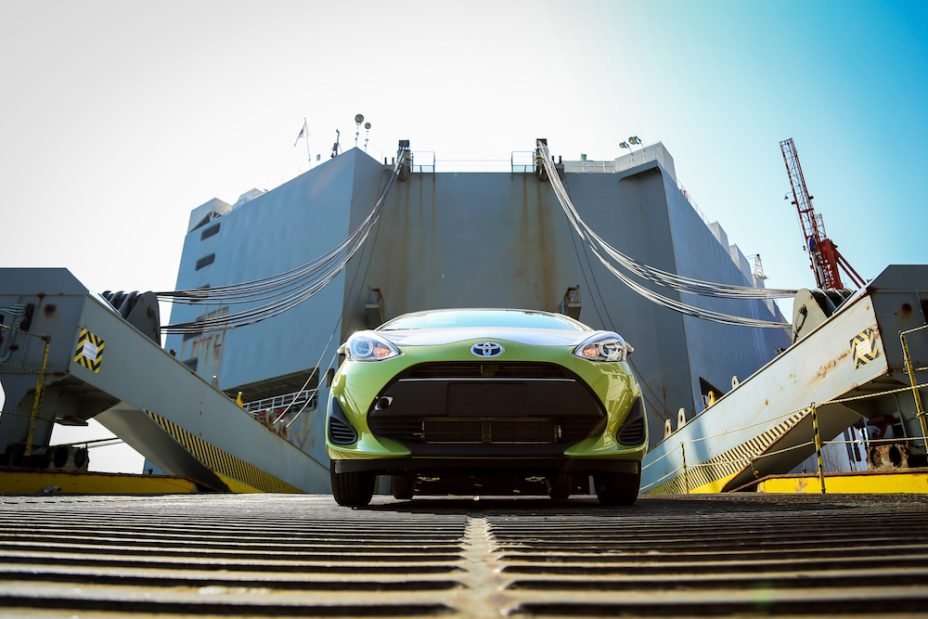 Toyota Prius C 2018 llegando a México en puerto - color verde parte frontal