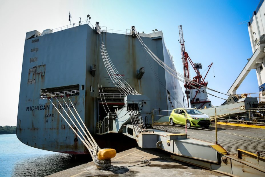 Toyota Prius C 2018 llegando a México en puerto - color verde bajando