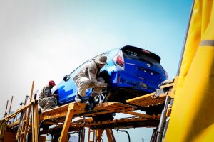 Toyota Prius C 2018 llegando a México en puerto - color azul desembarcando