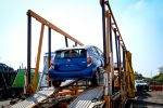 Toyota Prius C 2018 llegando a México en puerto - color azul desembarcando