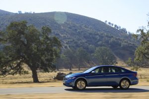 Nuevo Volkswagen Jetta 2019 exterior lateral en carretera