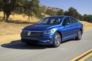 Nuevo Volkswagen Jetta 2019 exterior lateral y frente en carretera