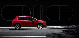 Peugeot 2008 2019 en México color rojo lateral en calle