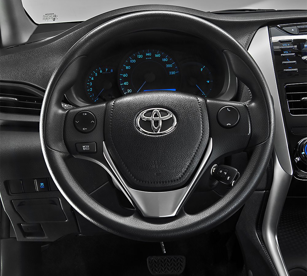 Toyota Yaris Sedán 2018 en México renovado -volante con controles