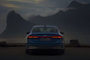 Static photo, Audi A7 Sportback 2019 azul - posterior en oscuridad
