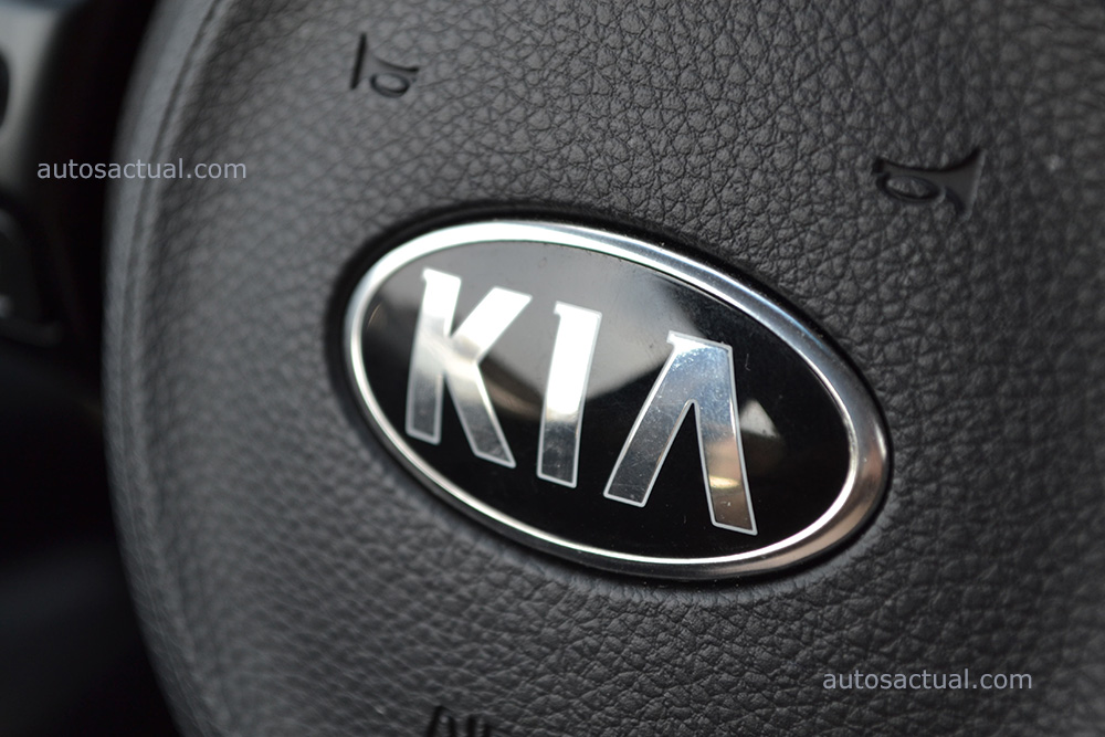 Kia Rio 2018 hatchback prueba en México - interior volante logo