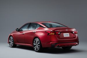 Nissan Altima 2019 atrás