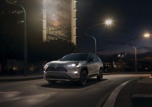 Toyota RAV4 2019 en la noche