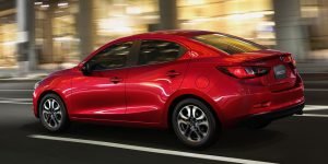 Mazda 2 sedán 2018 lateral