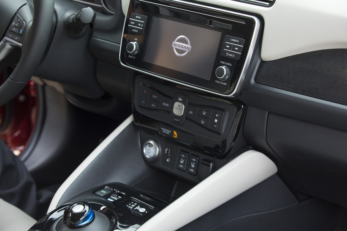Nissan LEAF 2019 interior