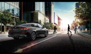 Kia Optima 2019 nuevos cambios en exteriores - color gris en calle, haciendo alto