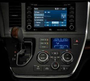Toyota Sienna 2020 para México - interior pantalla touch, sistema de audio JBL, palanca, aire acondicionado y pantalla de alertas