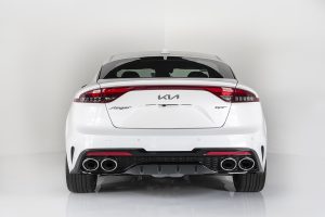 Kia Stinger 2022 en México color blanco posterior