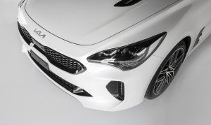 Kia Stinger 2022 en México color blanco frente nuevos faros