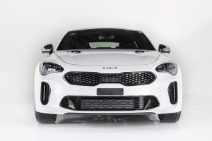 Kia Stinger 2022 en México color blanco de frente con nuevos faros LED