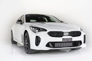 Kia Stinger 2022 en México color blanco de frente derecha con nuevos faros LED