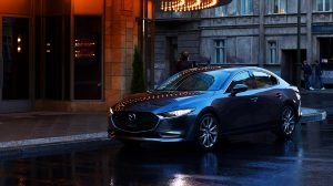 Mazda 3 sedán 2021 en México frente estacionado