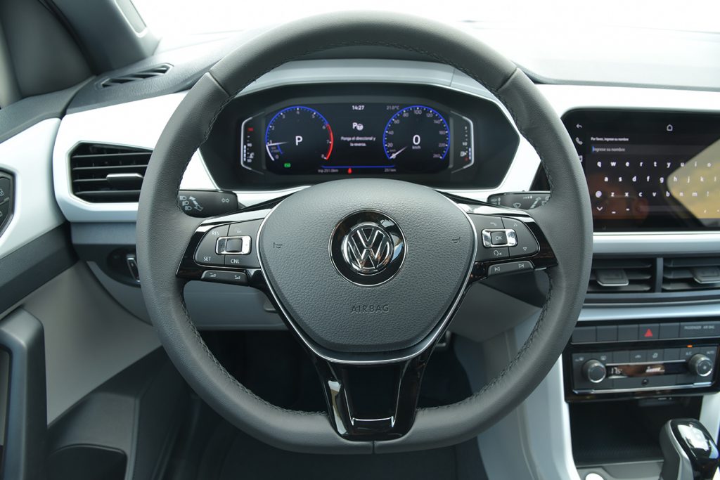 Volkswagen T-Cross 2021 en México interior volante cluster
