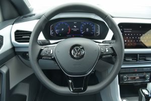 Volkswagen T-Cross 2021 en México interior volante cluster