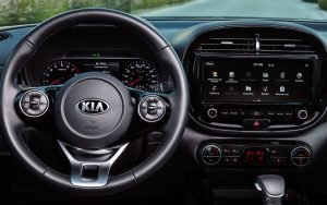 Kia Soul 2022 en México interior volante y pantalla touch más grande