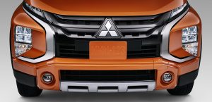 Mitsubishi Xpander Cross 2022 en México color naranja parrilla frontal robusta