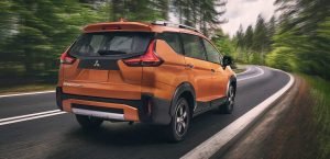 Mitsubishi Xpander Cross 2022 en México posterior en carretera