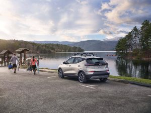 Chevrolet Bolt EUV 2022 en México exterior en lago estacionada