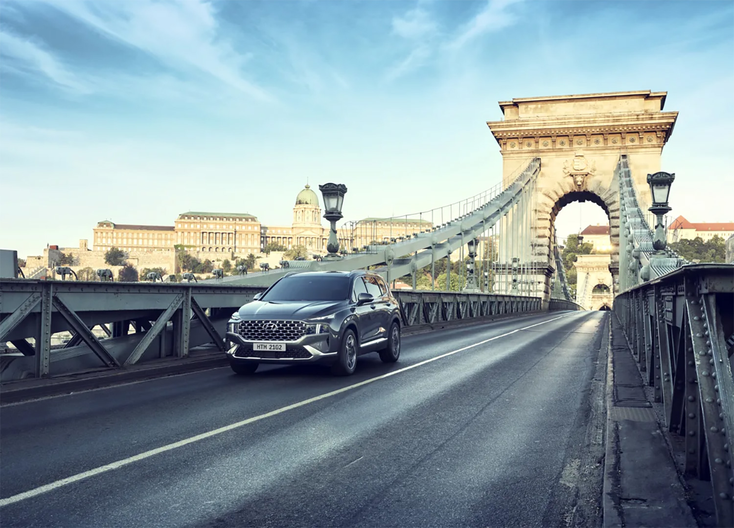 Hyundai Santa Fe 2022 en México - exterior nuevo frente en puente